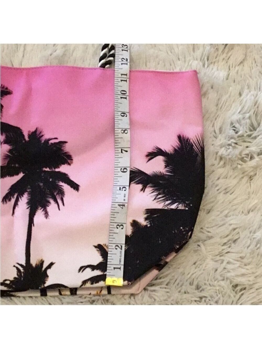 Avon Palm tree tote Magnetic closure no zipper Open concept no pockets - Picture 4 of 10